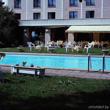 Le Relais D'avrilly Hotel 4*